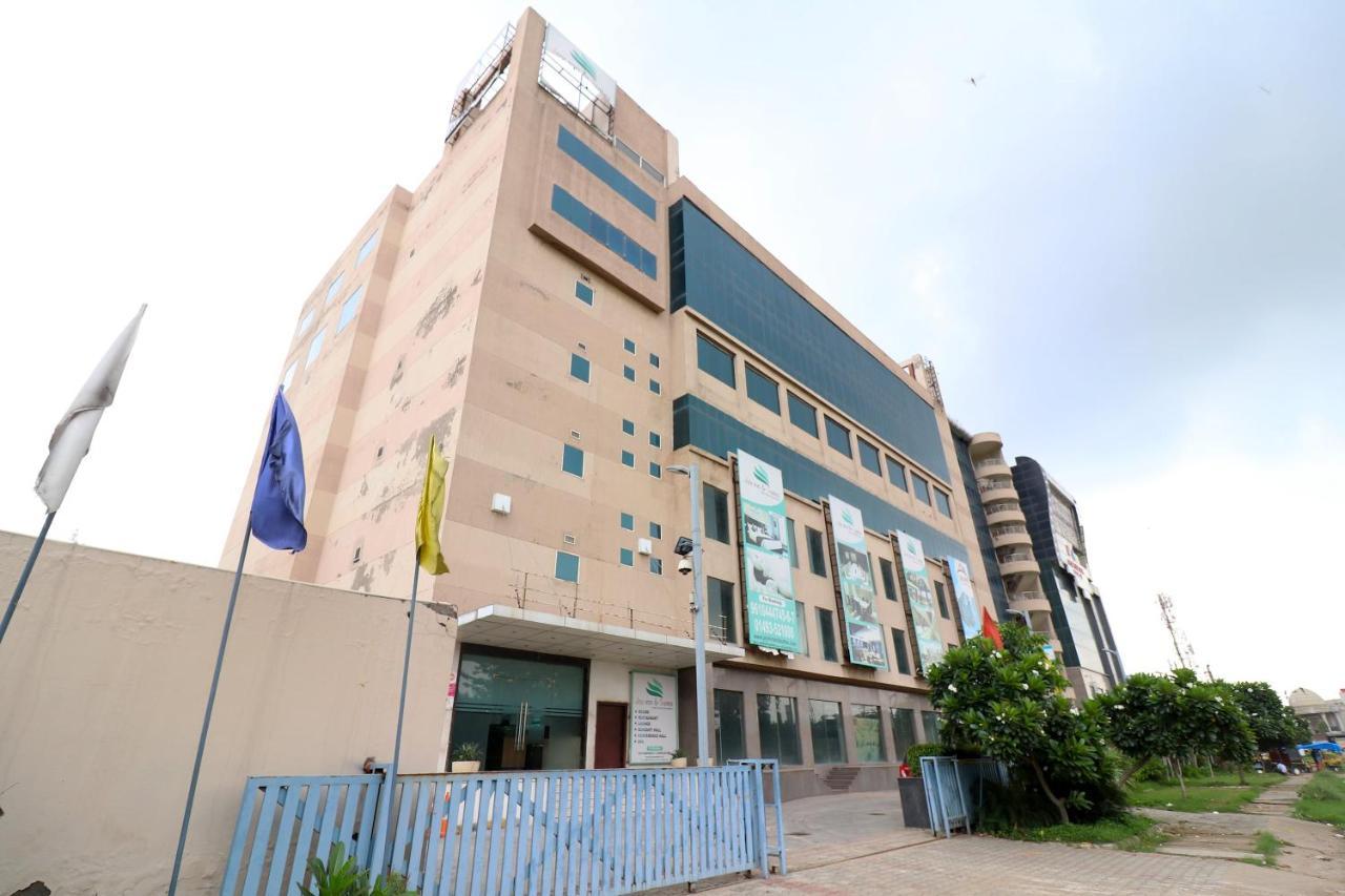Capital O 19296 Joy Inn & Suites Bhiwadi Esterno foto
