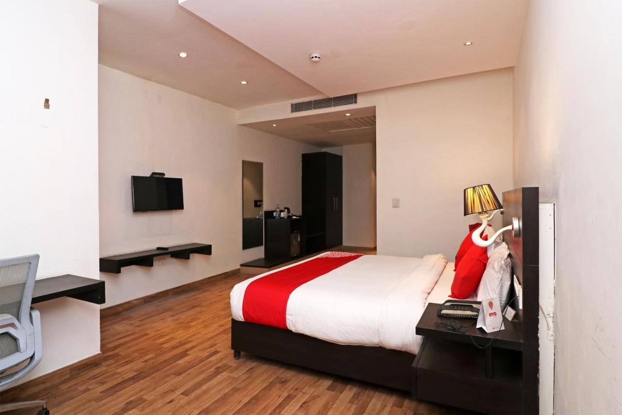 Capital O 19296 Joy Inn & Suites Bhiwadi Esterno foto